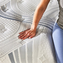 Novaform ComfortGrande Plus Advanced Queen mattress product view 3